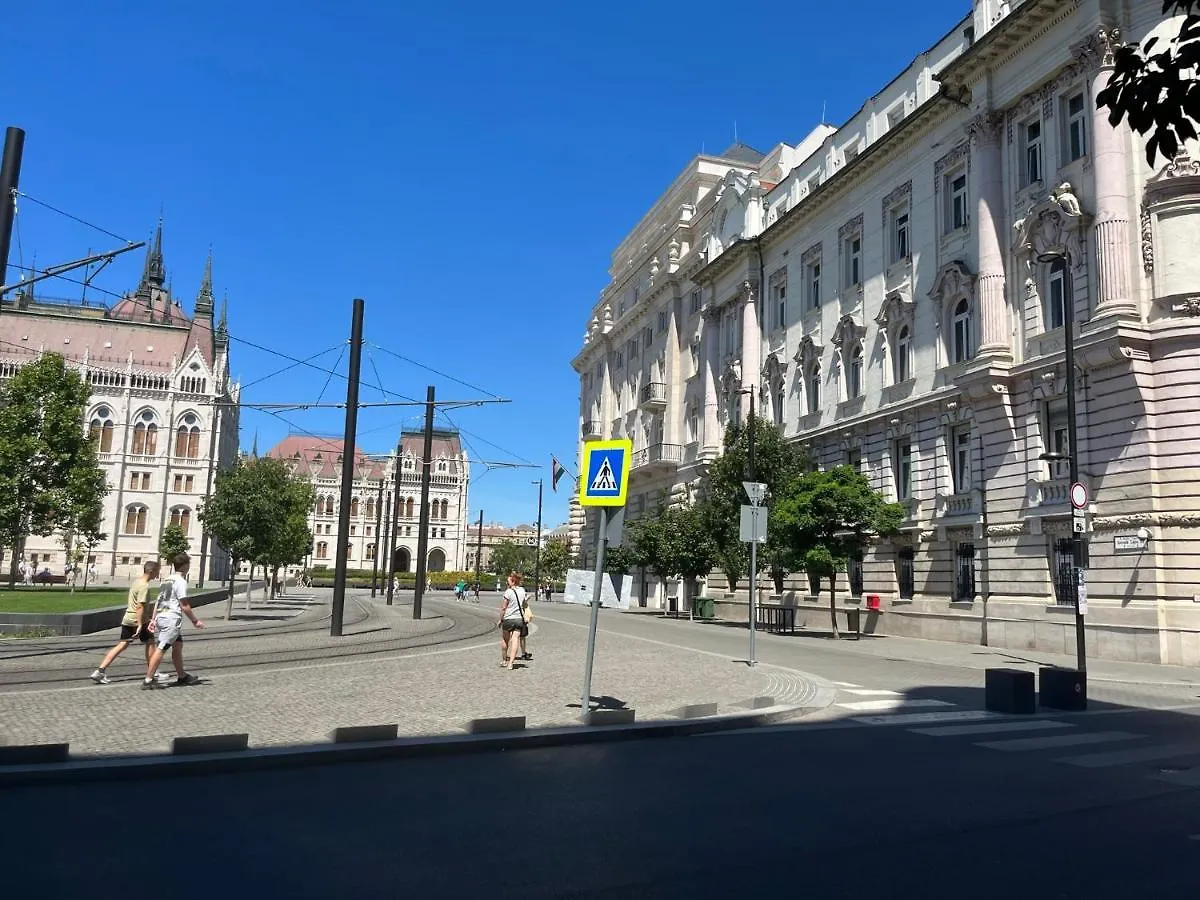 Academy Home - Elegant Place Next To The Parliament Budapeşte 0*,  Macaristan